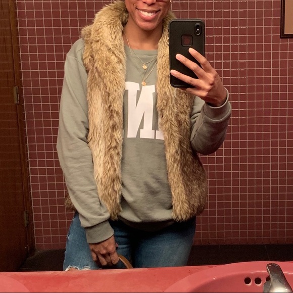 Faux Fur Vest - Picture 1 of 4